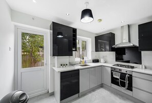 Fridge, microwave, oven, stovetop - Exquisite London Home - Parking - Sleeps 10 (Dagenham)