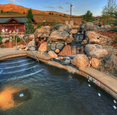 Luxury 3BR Townhome with W/Private Spa 1089