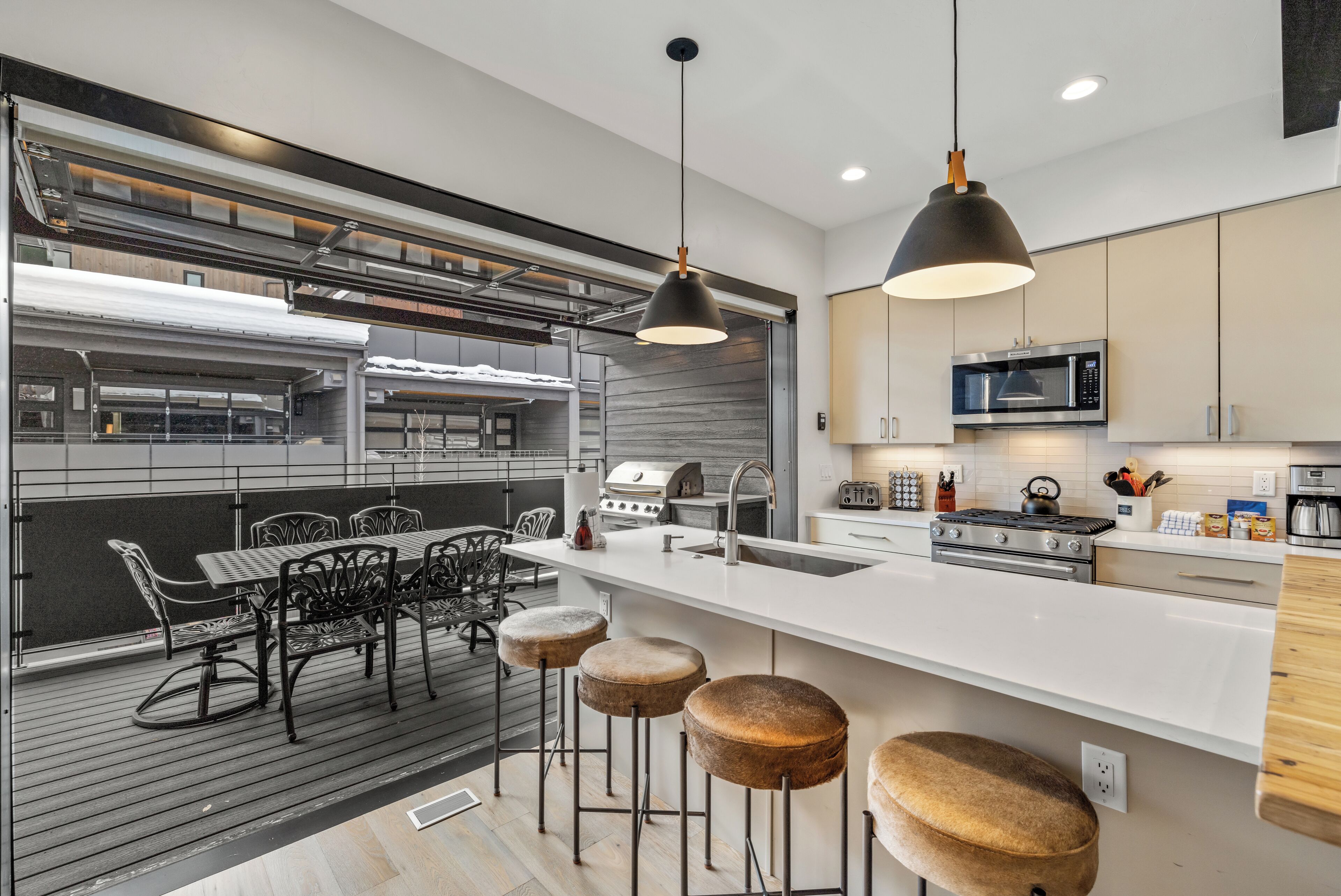 Réfrigérateur, micro-ondes, four, plaque de cuisson