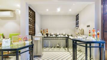 Desayuno buffet diario (INR 630 por persona)