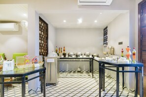 Desayuno buffet (INR 630 por persona) 