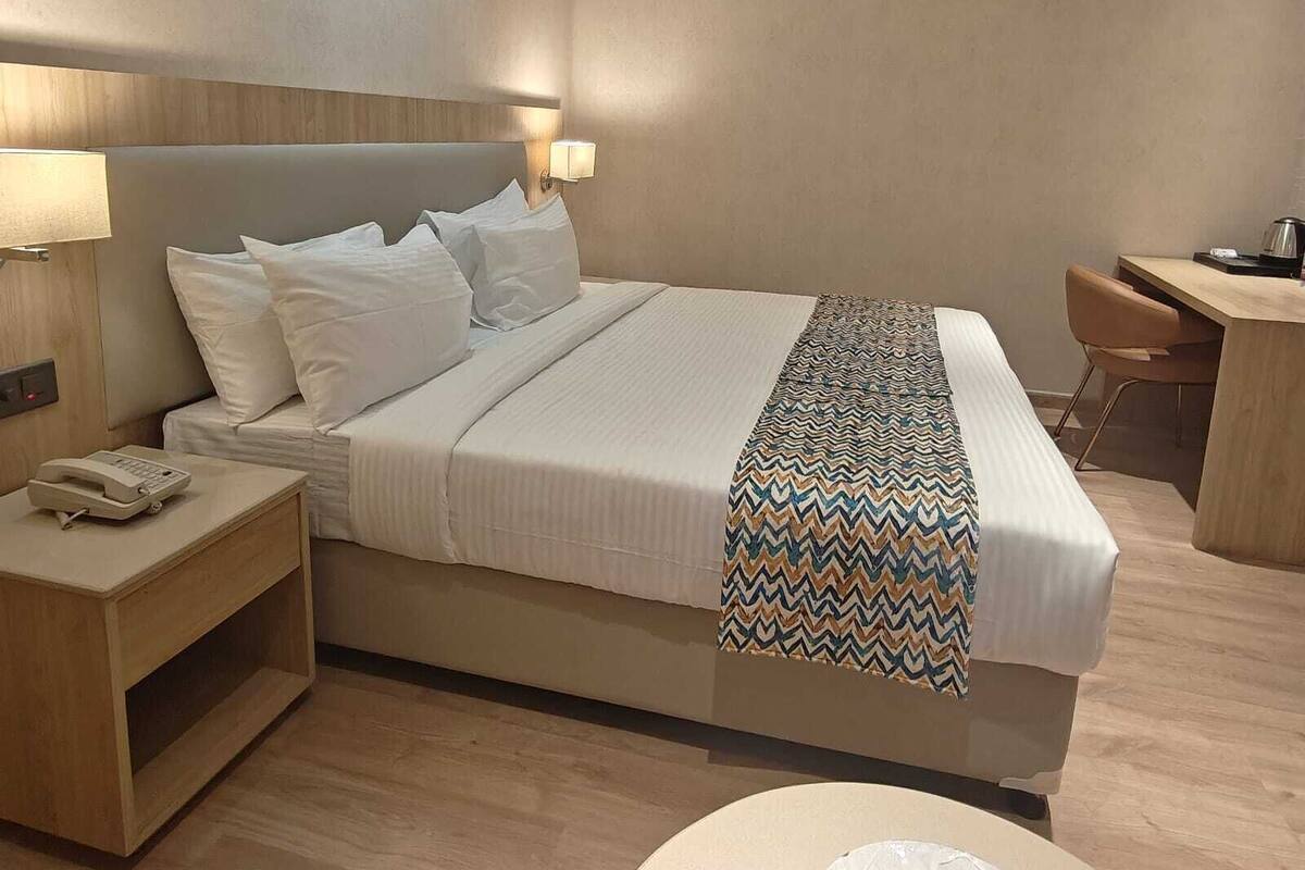 Escritorio, tabla de planchar con plancha y wifi gratis