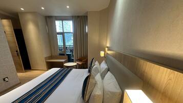 Escritorio, tabla de planchar con plancha y wifi gratis