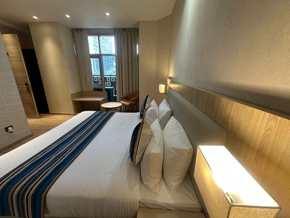 Habitación ejecutiva con 1 cama matrimonial o 2 individuales | Escritorio, tabla de planchar con plancha y wifi gratis