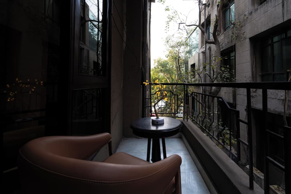 Hotel Bluestone Prime Nehru Place by The Cosy hotels