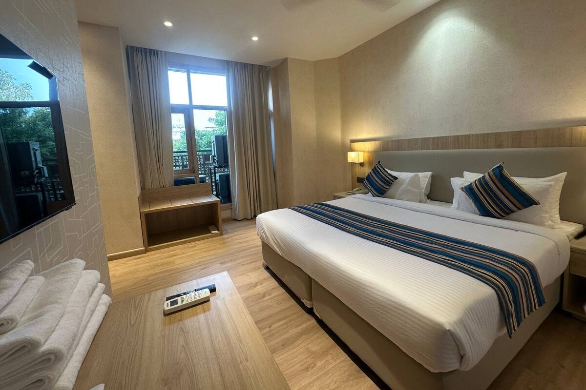 Habitación ejecutiva con 1 cama matrimonial o 2 individuales | Escritorio, tabla de planchar con plancha y wifi gratis