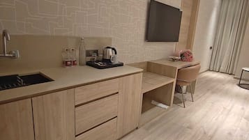 Club Double Room | Private kitchen | Mini-fridge, microwave, dishwasher, cookware/dishes/utensils