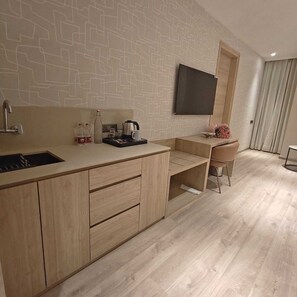 Chambre Double Club | Cuisine privée | Mini réfrigérateur, micro-ondes, lave-vaisselle