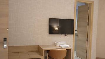 Habitación ejecutiva con 1 cama doble o 2 individuales | Escritorio, tabla de planchar con plancha, wifi gratis