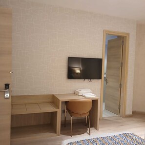 Habitación ejecutiva con 1 cama matrimonial o 2 individuales | Escritorio, tabla de planchar con plancha y wifi gratis 