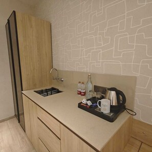 Habitación doble Club | Cocina privada | Frigobar, microondas, lavavajillas y utensilios de cocina 