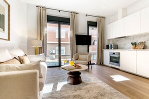 Una sala de estar moderna con un sofá, una mesa de centro y un televisor.
