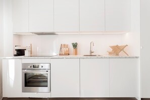 Jääkaappi, mikroaaltouuni, uuni, astianpesukone