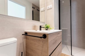 Douche, séchoir à cheveux, serviettes fournies