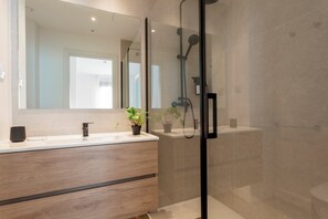 Shower, hair dryer, towels - Modern 2BD apartment in Madrid. Zabaleta II (Madrid)