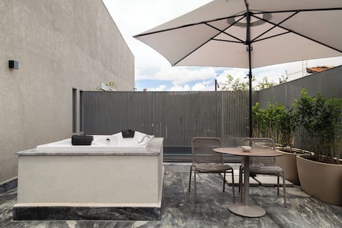 Habitación de lujo, vista al jardín | Terraza o patio