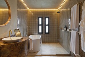 Luxury Room, Garden View | Bathroom | Free toiletries, hair dryer, slippers, towels - Íz Hotel Conceito (Goiânia)