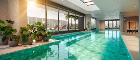 Una piscina techada, sillones reclinables de piscina