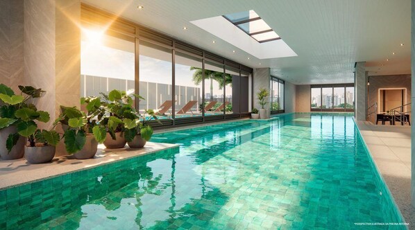 Una piscina techada, sillones reclinables de piscina