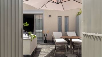 Luksusrom, hageutsikt | Terrasse/patio