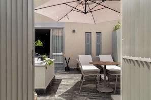 Habitación de lujo, vista al jardín | Terraza o patio