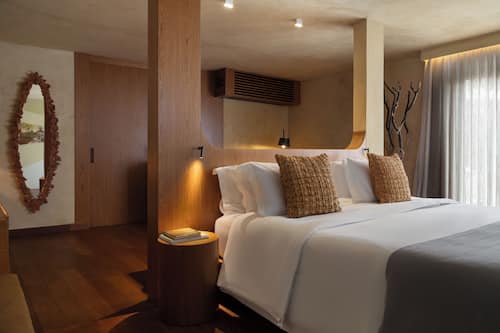 Habitación de lujo, vista al jardín | Ropa de cama de alta calidad y artículos del minibar gratis