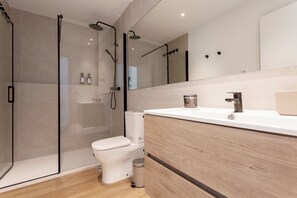 Douche, sèche-cheveux, serviettes fournies