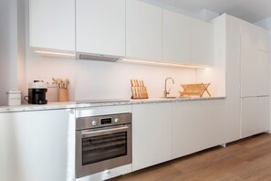 Jääkaappi, mikroaaltouuni, uuni, astianpesukone