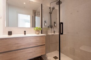 Suihku, hiustenkuivaaja, pyyhkeet