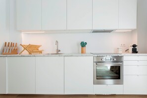 Jääkaappi, mikroaaltouuni, uuni, astianpesukone