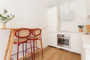 Kjøleskap, mikrobølgeovn, ovn og oppvaskmaskin