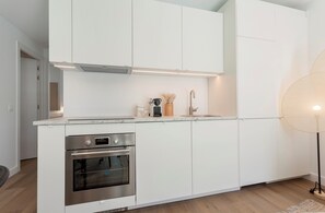 Jääkaappi, mikroaaltouuni, uuni, astianpesukone