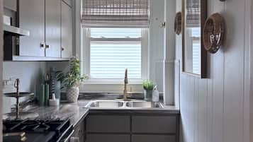 Kylskåp, mikrovågsugn, ugn och spishäll