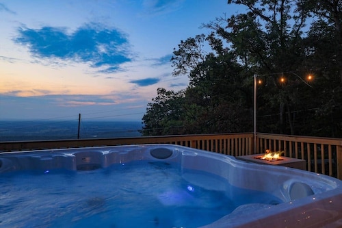 Iconic Chalet: Sauna • Hot Tub • Fire Pit • Plunge