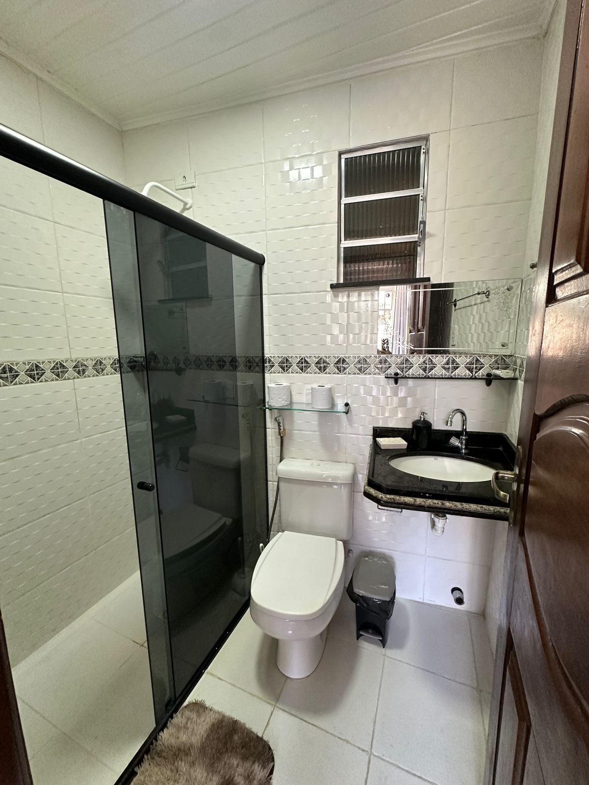 Regadera, toallas, papel de baño 