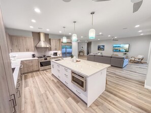 ثلاجة، ميكروويف، فرن، موقد طهي مسطح