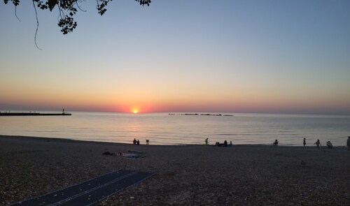 Family/pet oriented home close to beaches shopping and cottage country AC Wifi