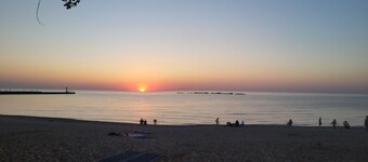 Family/pet oriented home close to beaches shopping and cottage country AC Wifi