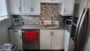 Microondas, placa de cocina y lavavajillas