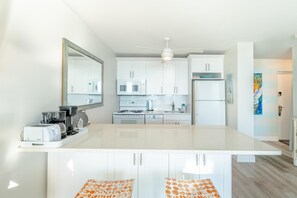 Condo, 1 très grand lit (Estero Beach & Tennis 807-C) | Cuisine privée | Un four, grille-pain
