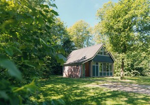 Exterior - Enjoy a comfortable stay in the IJssel Comfort bungalow for 4 people at Vakantiepark de Sallandshoeve, surrounded by the beauty of Overijssels Salland nature. (Nieuw Heeten)