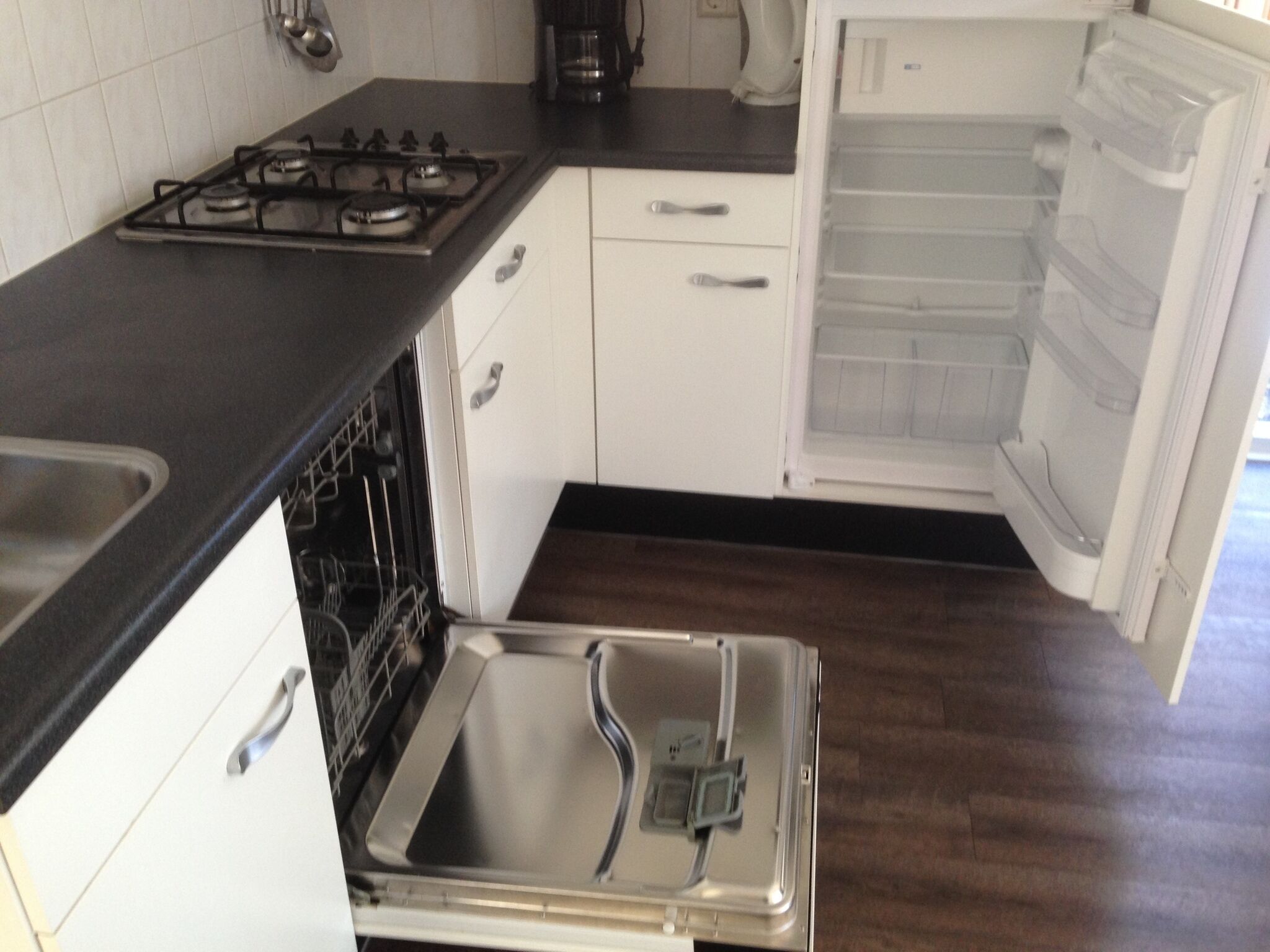 Een koelkast, een kookplaat, een vaatwasser