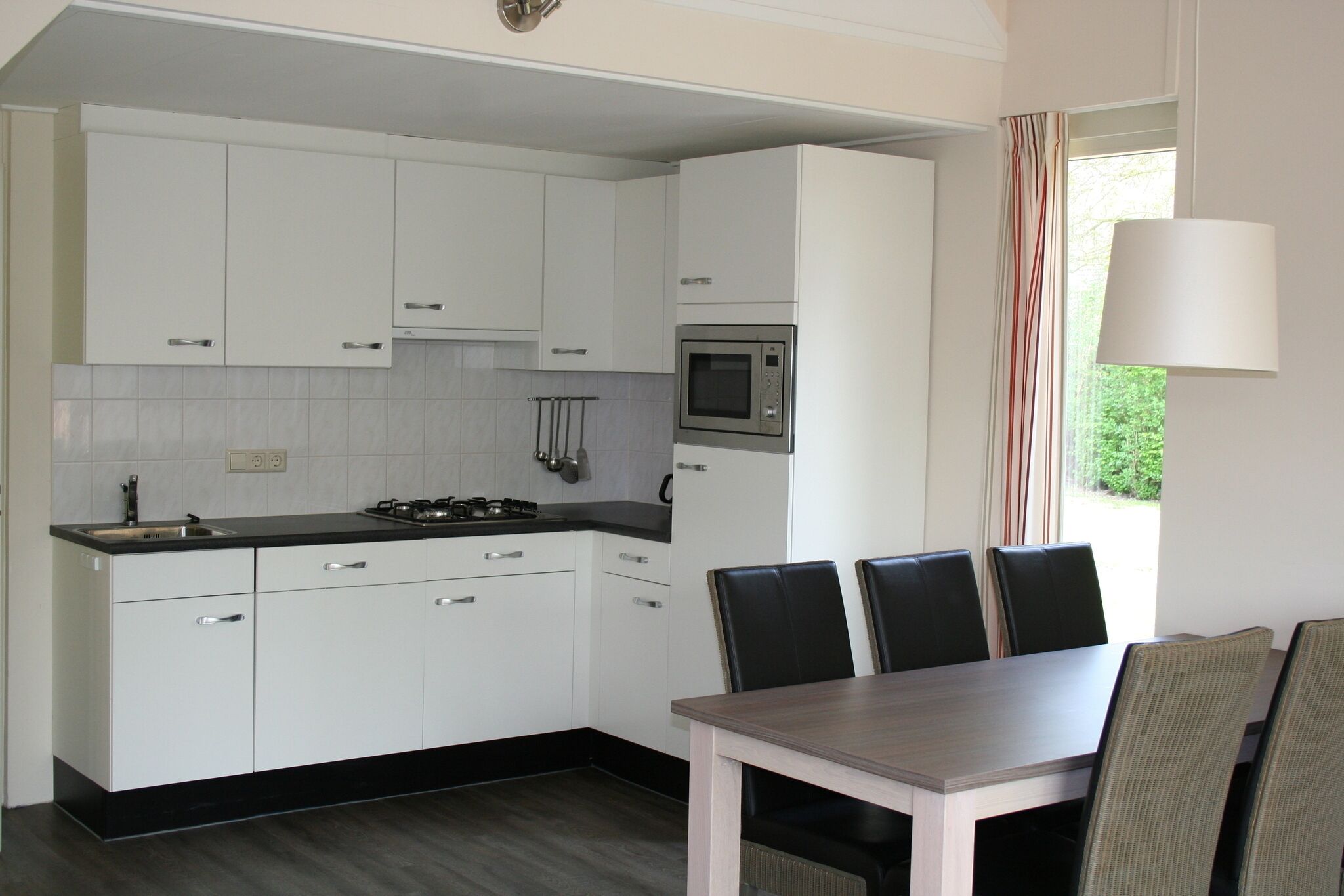 Een koelkast, een kookplaat, een vaatwasser