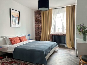 1 Schlafzimmer, Schreibtisch, Bügeleisen/Bügelbrett, Reisekinderbett