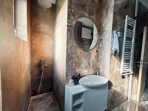 Chuveiro, secador de cabelo, toalhas de banho 