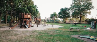 Stay in the IJssel Plus bungalow for 4 persons at Vakantiepark de Sallandshoeve and enjoy comfort and nature in Overijssel.