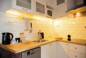 Kühlschrank, Mikrowelle, Geschirrspüler, Hochstuhl