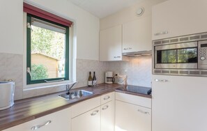 ثلاجة، غسالة أطباق، ماكينة لصنع القهوة/الشاي