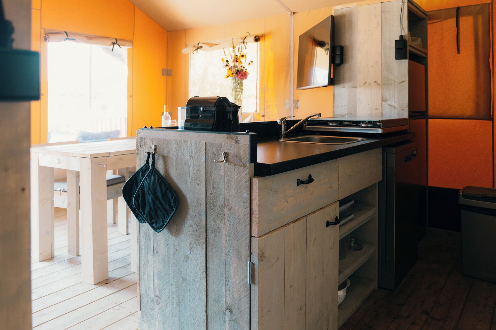 Kjøleskap, kokeplater, oppvaskmaskin og kaffetrakter/tekoker