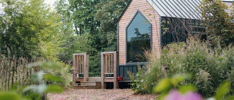 المنطقة المحيطة بالمنشأة